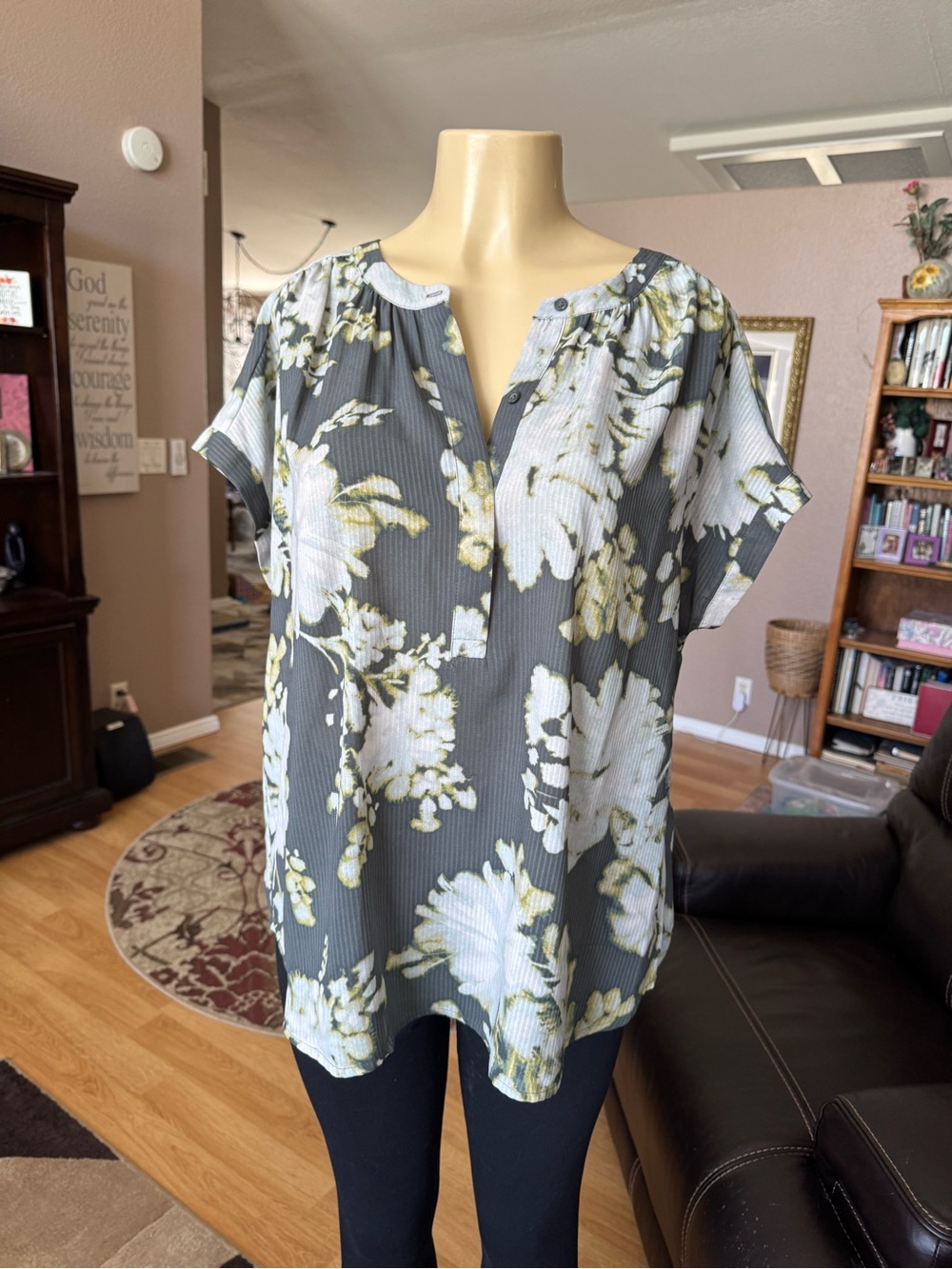 Simply Vera Vera Wang Gray Floral V-neck Short-Sleeve Blouse-size XL
